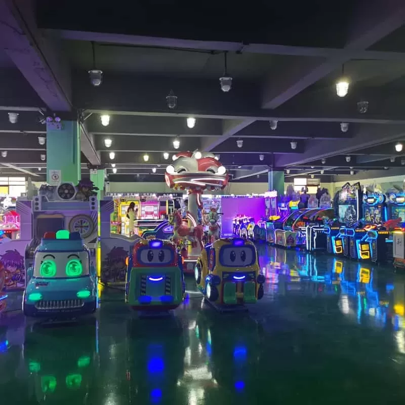 B2B buyer reviewing arcade machine buying checklist with supplier