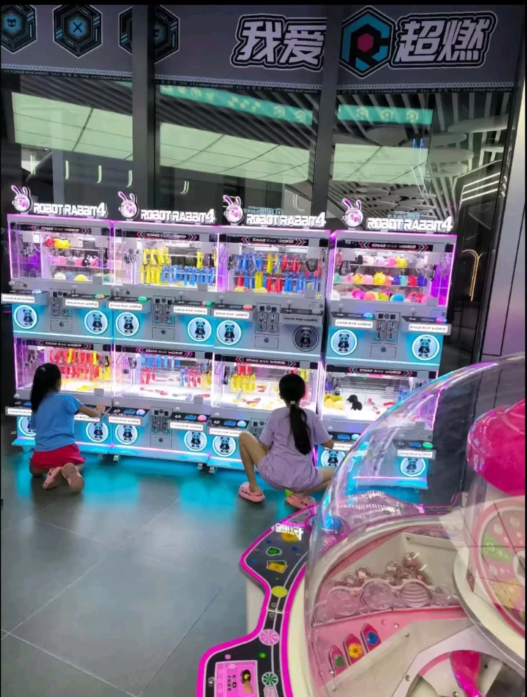 Commercial claw machine and gashapon machine comparison for arcade businesses